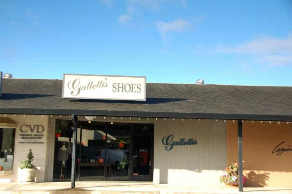 425 Lincoln Center - Former Galletti's Shoes & Boutique